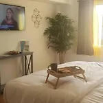 Lovely 2 Bedroom Condo Near The Heart Of Hollywood